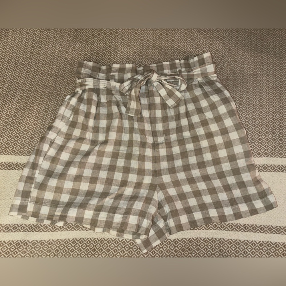 Paper bag shorts tan and white checkered pattern with cute front tie size Large